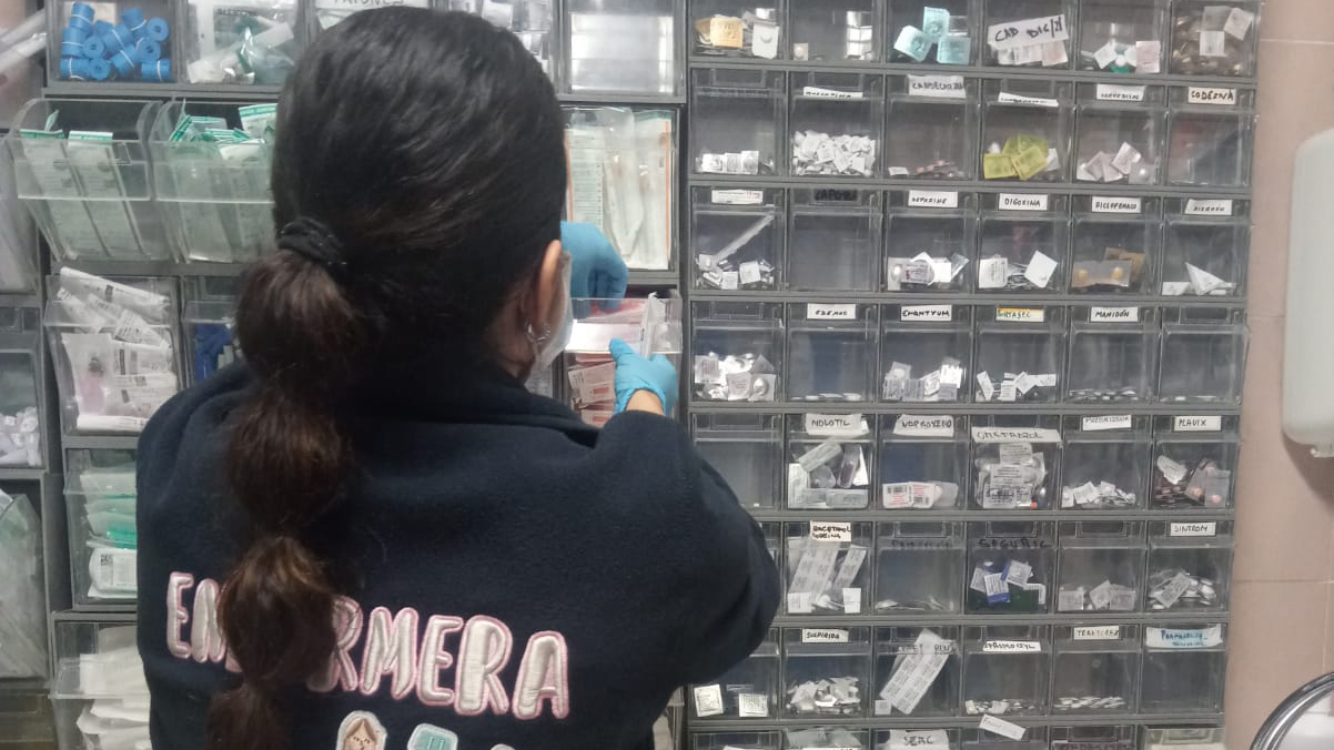 Enfermera colocando material